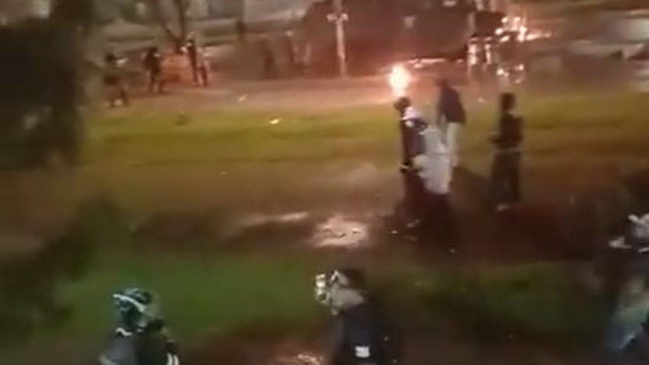 Manifestaciones en Bogotá dejaron a un policía gravemente herido