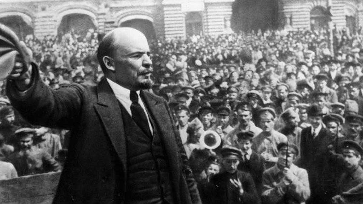 Vladimir Ilyich Lenin (1870 - 1924) da un discurso en Moscú. Publicación original: People Disc - HG0194. Foto: Keystone/Getty Images.