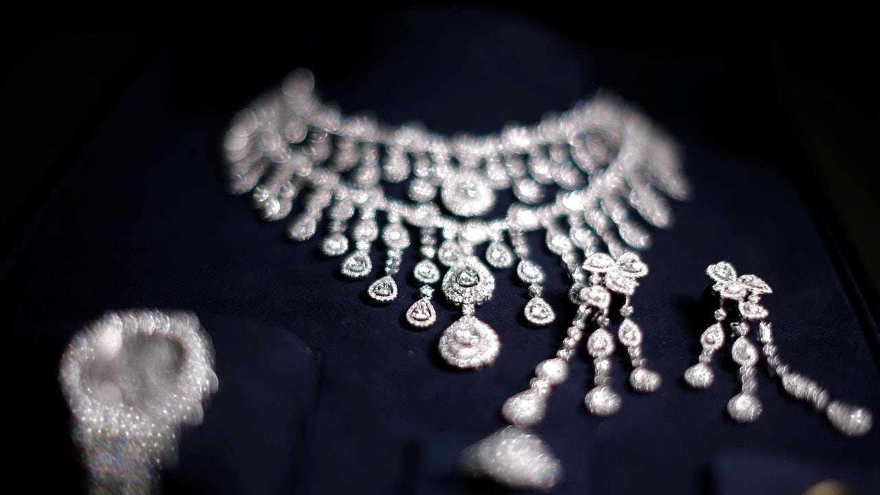 Las joyas con diamantes regaladas a Bolsonaro y a la exprimera dama Michelle Bolsonaro por el gobierno saudí que fueron incautadas por los funcionarios de aduanas se ven en el Aeropuerto Internacional de Sao Paulo-Guarulhos, en Guarulhos, Brasil