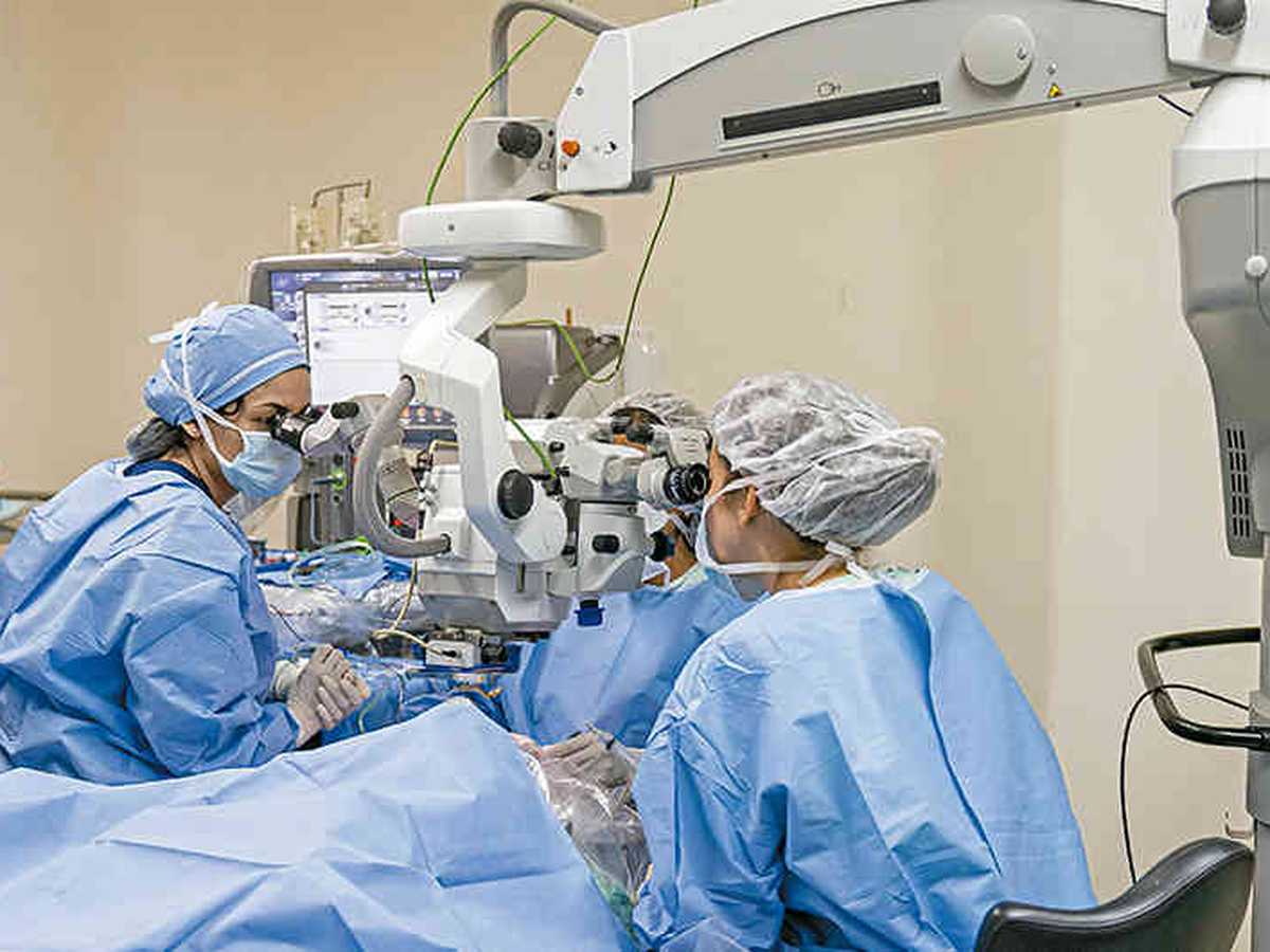Entre los servicios más destacados que ofrece la Clínica Oftalmológica de Cali están las cirugías de catarata y la refractiva, entre otras. 