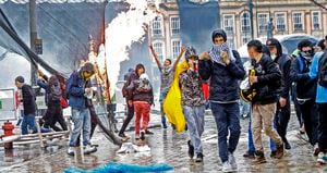 Los focos de violencia comenzaron desde el jueves en la noche. El Esmad dispersó las manifestaciones en la plaza de Bolívar dos veces: con gases y bombas aturdidoras.