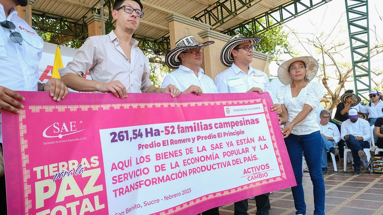 El presidente Gustavo Petro entregó tierras en poder de la SAE a 52 familias en Sucre