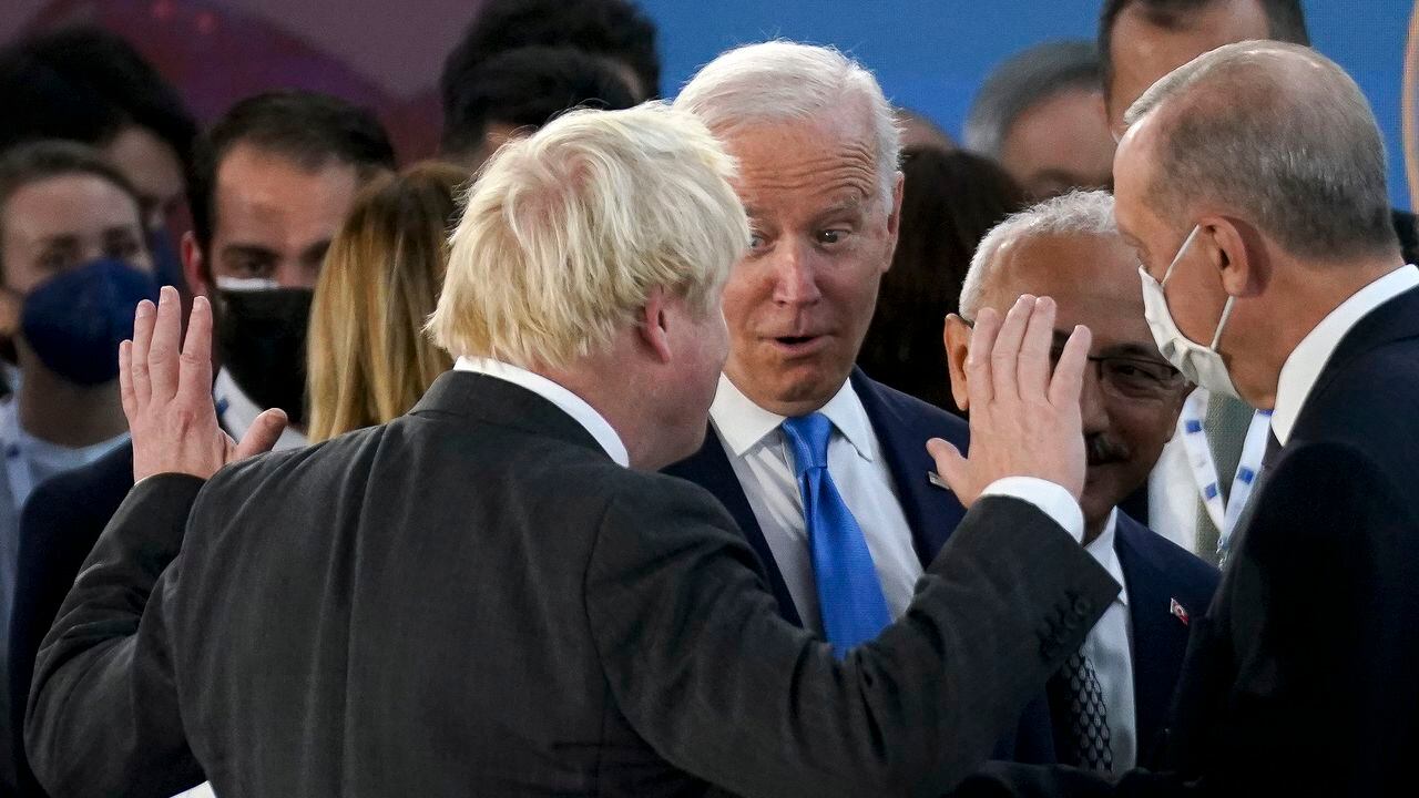 El presidente de Estados Unidos, Joe Biden, en el centro, y el primer ministro británico, Boris Johnson, a la izquierda, comparten unas palabras con el presidente de Turquía, Tayyip Erdogan, a la derecha, en el centro de conferencias La Nuvola para la cumbre del G20 en Roma, el sábado 30 de octubre de 2021. (Kevin Lamarque/Pool Photo via AP)