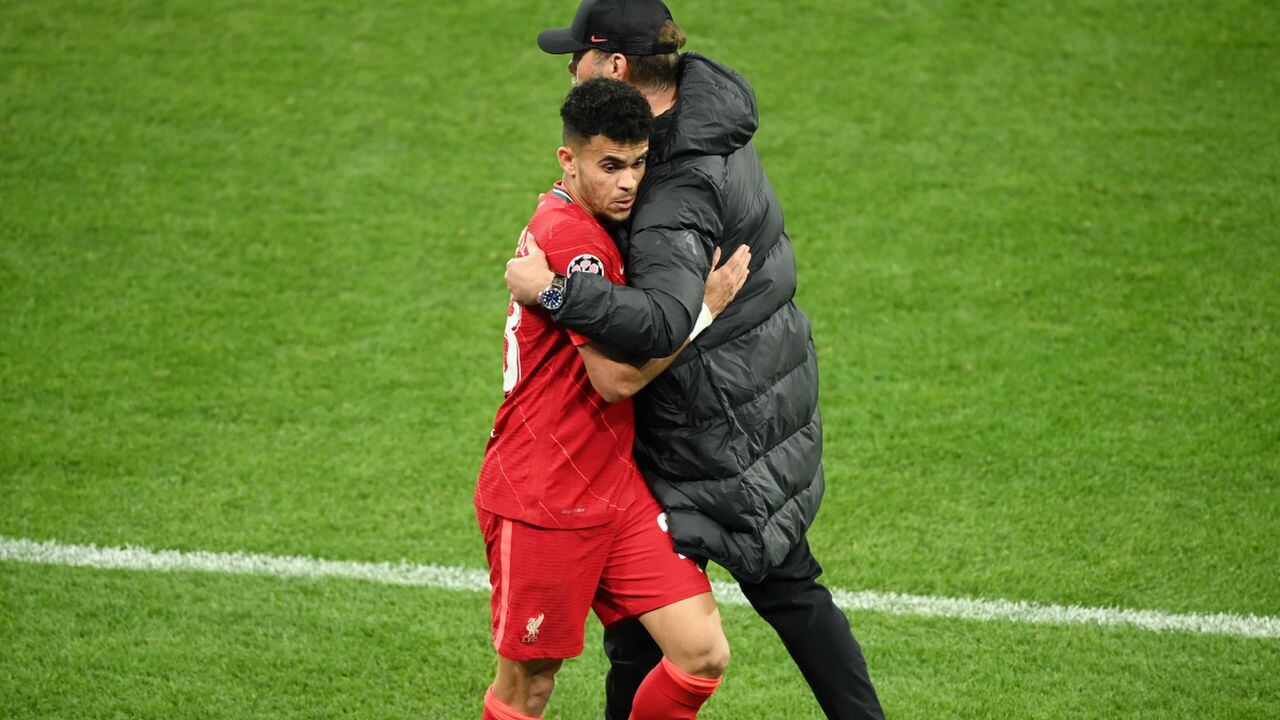 PARIS, FRANCE - MAY 28: Luis Diaz embraces Juergen Klopp, Manager of Liverpool after they are substituted during the UEFA Champions League final match between Liverpool FC and Real Madrid at Stade de France on May 28, 2022 in Paris, France. (Photo by Getty Images/Matthias Hangst)