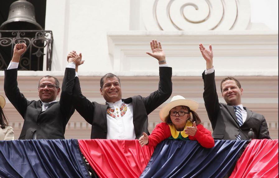 El expresidente ecuatoriano Rafael Correa saluda desde el Palacio presidencial en Quito