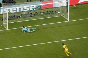 Enner Valencia de Ecuador anota el primer gol de penalti durante el partido de fútbol del Grupo A de la Copa del Mundo entre Qatar y Ecuador en el Estadio Al Bayt en Al Khor, Qatar, el domingo 20 de noviembre de 2022. 