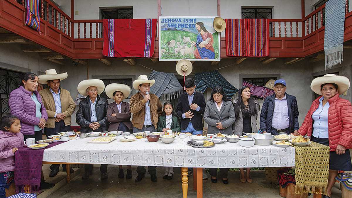  Pedro Castillo en un desayuno con su familia el día de la segunda vuelta presidencial, el 6 de junio de 2021, en Chota, Perú. Ese país ha vivido tiempos difíciles. La campaña fue dolorosa y dejó muchas heridas.