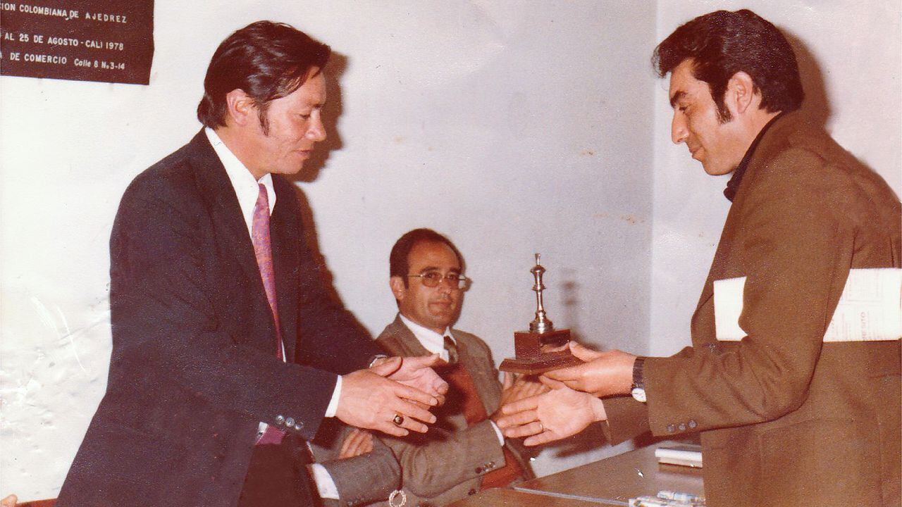 El juez Tulio Manuel Castro Gil tras participar en un torneo de ajedrez, una de sus pasiones.