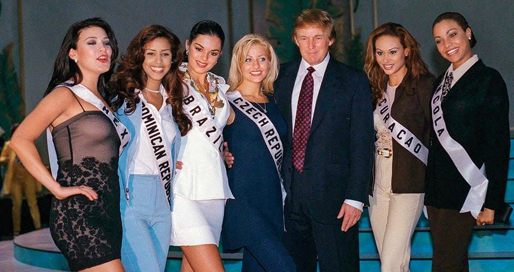    Trump ha vivido rodeado de mujeres hermosas. Karen McDougal lo conoció en la piscina de la casa Playboy en 2006. Fue una de sus amantes recurrentes, según ella, porque estaba encantada con él. Trump fue dueño del concurso de Miss Universo.