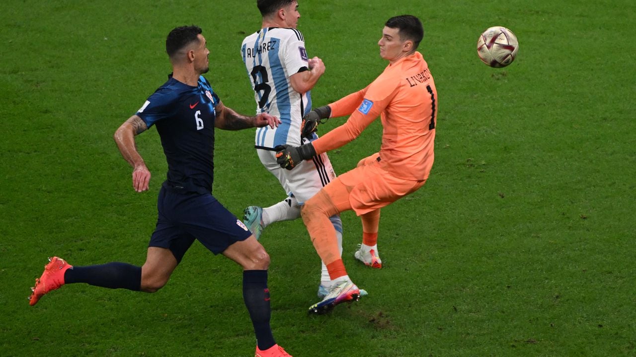 ​​Copa Mundial, Argentina - Croacia, ronda final, semifinal, Estadio Lusail, el portero croata Dominik Livakovic ensucia al argentino Julian Alvarez.