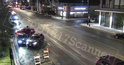 En el video se puede ver cómo la víctima intenta huir adelantando un carro y tratando de no chocar con el vehículo de los delincuentes