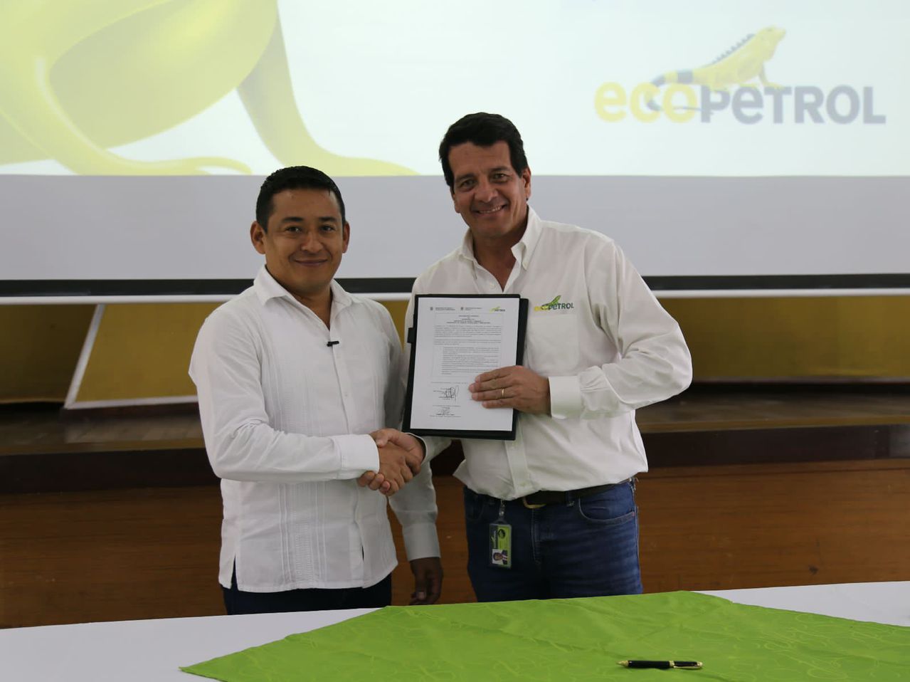 MinCiencias, Arturo Luna y Felipe Bayón, presidente de Ecopetrol, en la firma de convenio para impulsar la transición energética.