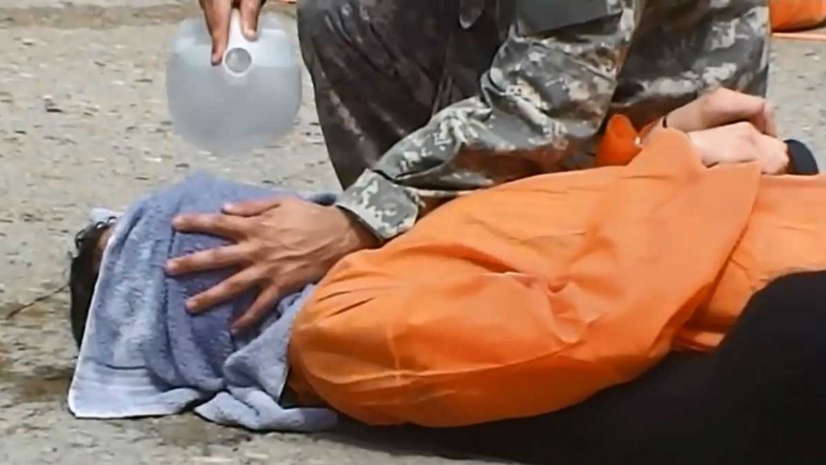 Un activista y veterano del ejército se prestó como voluntario en una protesta en Indiana (EE. UU.) para que se le practicara la técnica de interrogatorio ‘waterboarding’ (ahogamiento simulado), empleada por la CIA contra presuntos terroristas, 28 agosto, 2013. 