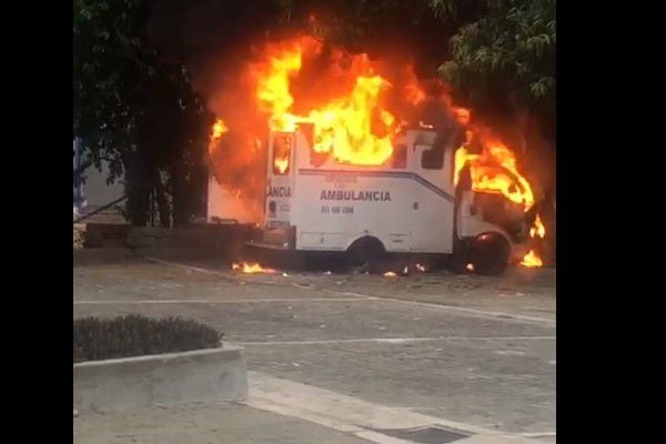 Imagen de una de las ambulancias incineradas.