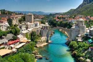 Vista de la ciudad de Mostar con el viejo puente sobre el río Neretva.