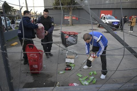 Saqueos a supermercados y comercios de Buenos Aires dejan al menos 56 detenidos