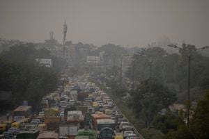 El tráfico se mueve en medio de un manto de smog, causado por una mezcla de contaminación y niebla en Nueva Delhi, India, el jueves 18 de noviembre de 2021. Foto AP / Altaf Qadri