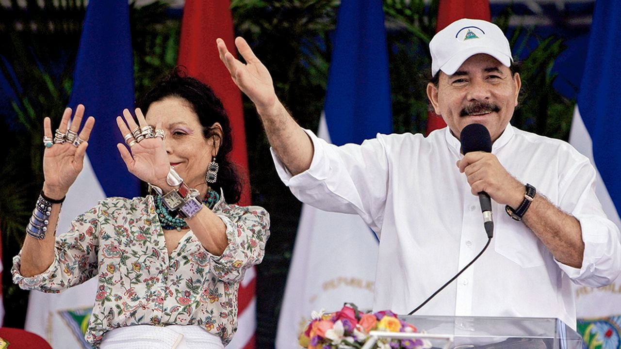 Se dirige al país como una gurú espiritual y se cree que gestos como este son un modo de transmitir un conjuro. Daniel Ortega y su esposa hoy están siendo más odiados que nunca por la represión de su régimen socialista. 