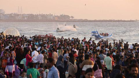 Archivo: Una multitud se reúne en una playa, antes de las celebraciones de Año Nuevo en Mumbai, India, el 31 de diciembre de 2022.