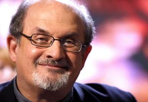 Salman Rushdie salió de la India en 1961 para estudiar en el Reino Unido. En 2007 fue nombrado caballero por la Reina Isabel.