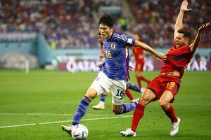 
El japonés Takehiro Tomiyasu en acción con el español Jordi Alba, grupo E - Japón contra España - Estadio Internacional Khalifa, Doha, Qatar - 1 de diciembre de 2022