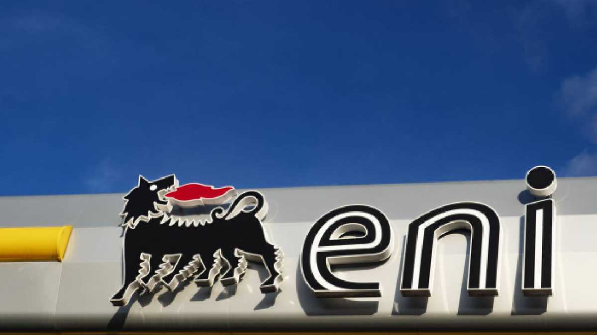 Logotipo de Eni frente a una gasolinera en Pafos. Foto: Igor Golovniov/SOPA Images/LightRocket vía Getty Images.