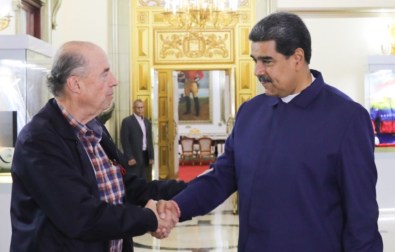 Canciller Álvaro Leyva y el mandatario venezolano Nicolás Maduro