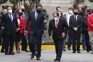 Con una máscara en medio de la pandemia de COVID-19, el presidente peruano Martín Vizcarra, a la izquierda, camina con su abogado Fernando Ugaz mientras sale del palacio de gobierno para el Congreso en Lima, Perú. Foto: AP / Martín Mejía.
