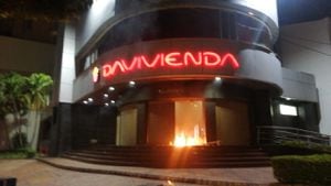Sede del banco Davivienda en Bucaramanga. (Foto tomada de la W Radio en Twitter/@WRadioColombia)