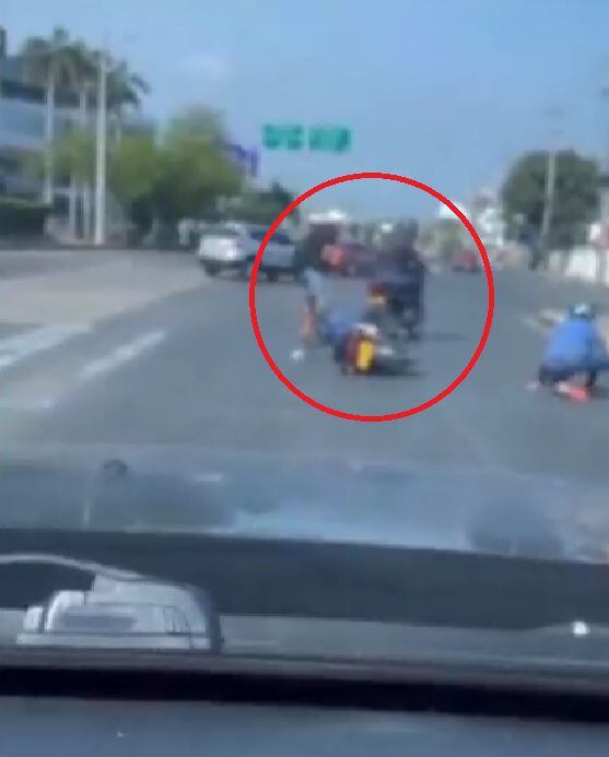 Violento robo en barrio de Cartagena: delincuente golpeó y despojó de sus pertenencias a un motociclista en un semáforo.