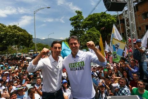 Juan Carlos Upegui en compañía de Daniel Quintero, el exalcalde que renunció a su cargo para ayudarle en la campaña al candidato.