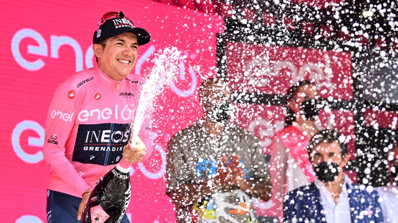 Ecuador's cyclist Richard Carapaz celebrates on the podium after after earning the overall leader's pink jersey of the Giro D'Italia cycling race from Santena to Turin, Italy, Saturday, May 21, 2022. (Massimo PaoloneLaPresse vía AP)