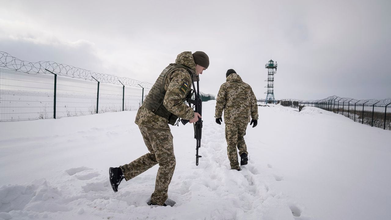 Guardias fronterizos ucranianos patrullan la frontera con Rusia cerca del poblado de Hoptivka, región de Járkov, en Ucrania.