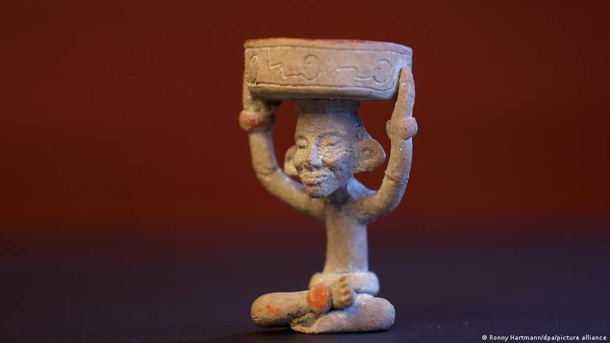 Una figura de arcilla que se cree que tiene 1.500 años de antigüedad y que sirve de portavelas, representa a Huehueteotl, el dios del fuego de Teotihuacán.