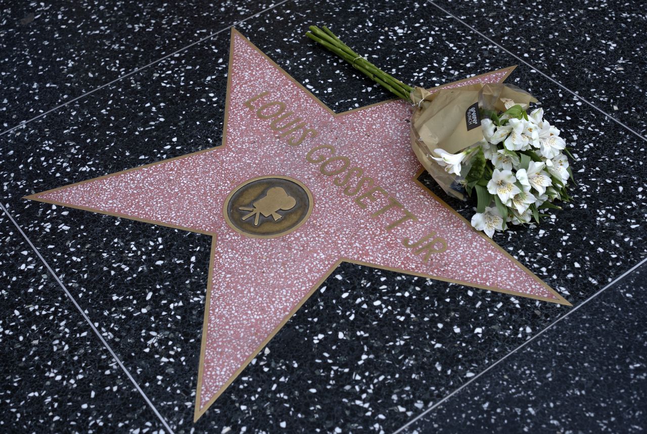 Se colocan flores en la estrella del Paseo de la Fama de Hollywood para Louis Gossett Jr., el viernes 29 de marzo de 2024. Gossett fue el primer hombre negro en ganar un Oscar como actor secundario y un Emmy por su papel en la miniserie de televisión fundamental "Roots". ," ha muerto
