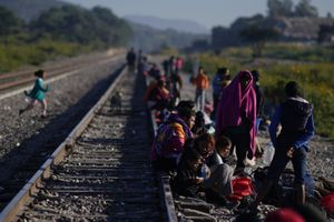 Migrantes caminan a lo largo de las vías del tren con la esperanza de subirse a un tren de mercancías con ruta al norte en Huehuetoca, México, el miércoles 20 de septiembre de 2023. (AP Foto/Eduardo Verdugo)