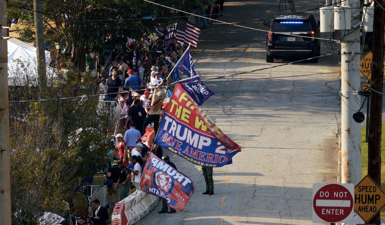 Seguidores de Trump en Atlanta mostrando su apoyo al expresidente