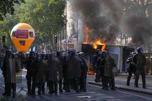 Agentes de la policía antidisturbios se paran durante una protesta en París, Francia, el martes 6 de junio de 2023.