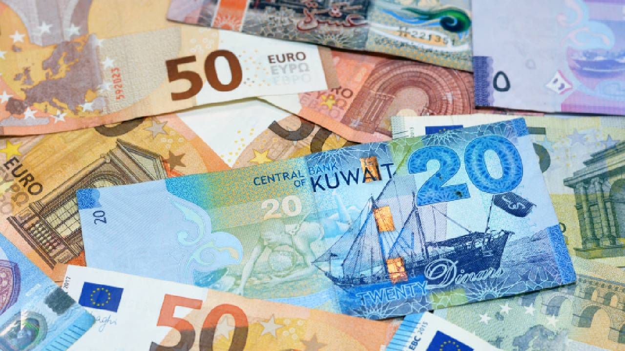 La moneda más fuertes del mundo es el dinar kuwaití, la divisa oficial de Kuwait.