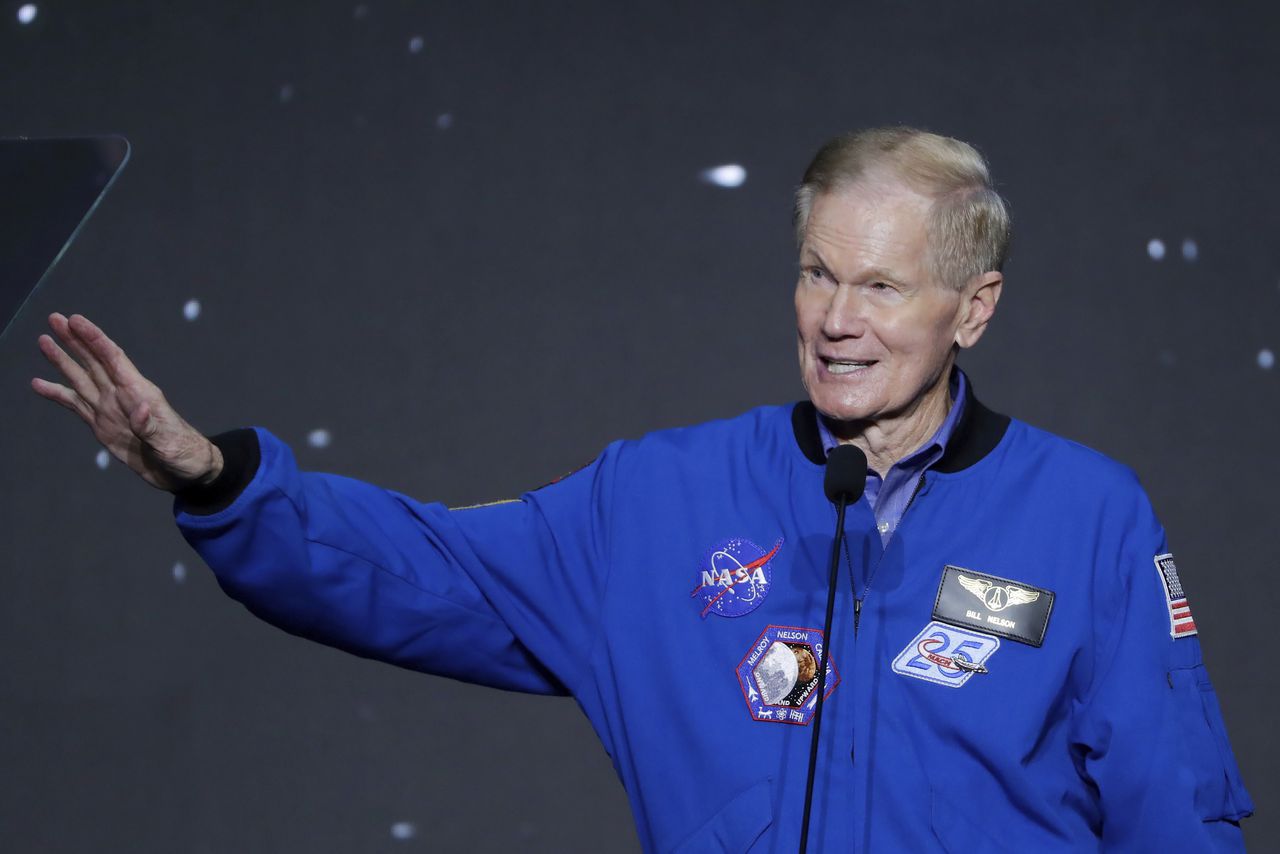 Bill Nelson, director de la NASA durante la presentación de la tripulación del Artemis II.