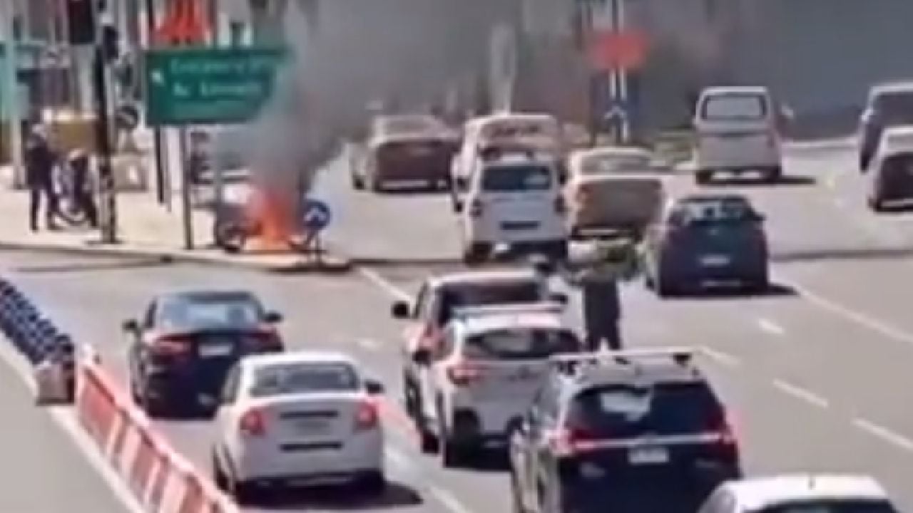 Domiciliario indocumentado prendió fuego a moto para evitar un control policial en Chile.