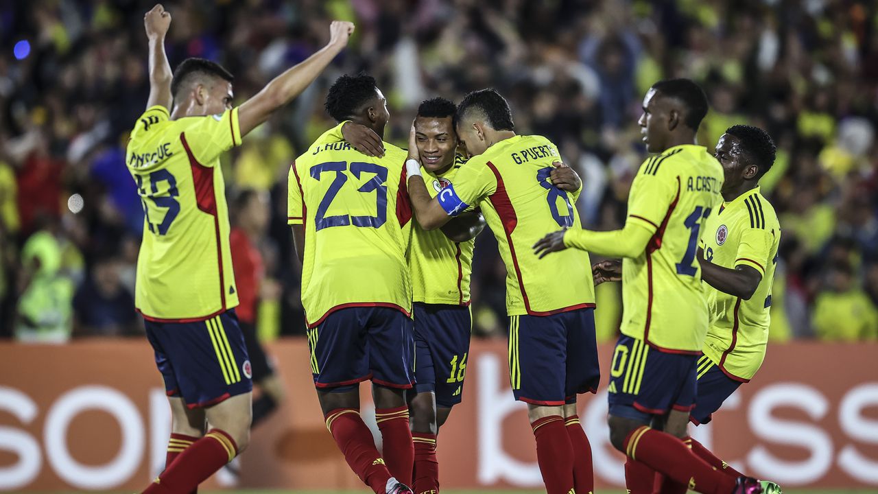 La Selección Colombia Sub-20 celebra en grupo su primer tanto ante Ecuador.