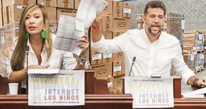 Los representantes Katherine Miranda y León Fredy Muñoz denunciaron irregularidades en el contrato de Centros Poblados. 