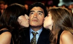 ARCHIVO - En esta foto del 20 de mayo de 2008, Diego Maradona recibe besos de sus hijas Giannina (izquierda) y Dalma al acudir a la premier de "Maradona" en el Festival de Canes, en el sur de Francia. Maradona ha fallecido de un paro card�aco, el mi�rcoles 25 de noviembre de 2020, en Buenos Aires. Ten�a 60 a�os. (AP Foto/Francois Mori, archivo)