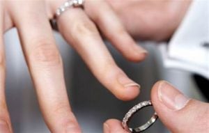 Los anillos de boda simbolizan la unión de la pareja.