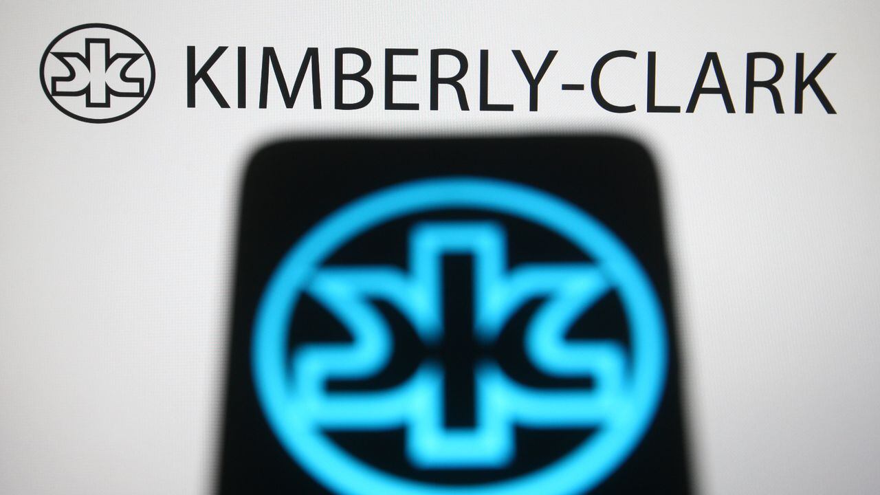 UKRAINE - 2021/03/25: In this photo illustration the Kimberly-Clark logo is seen on a smartphone and a pc screen. (Photo Illustration by Pavlo Gonchar/SOPA Images/LightRocket via Getty Images)