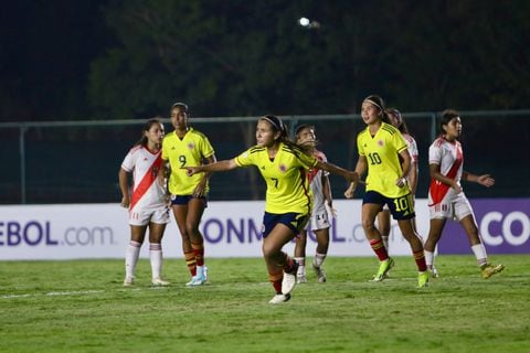 Isabella Díaz celebra al marcar el primer gol de Colombia contra Peru en el Sudamericano Femenino Sub-17 del 2024.