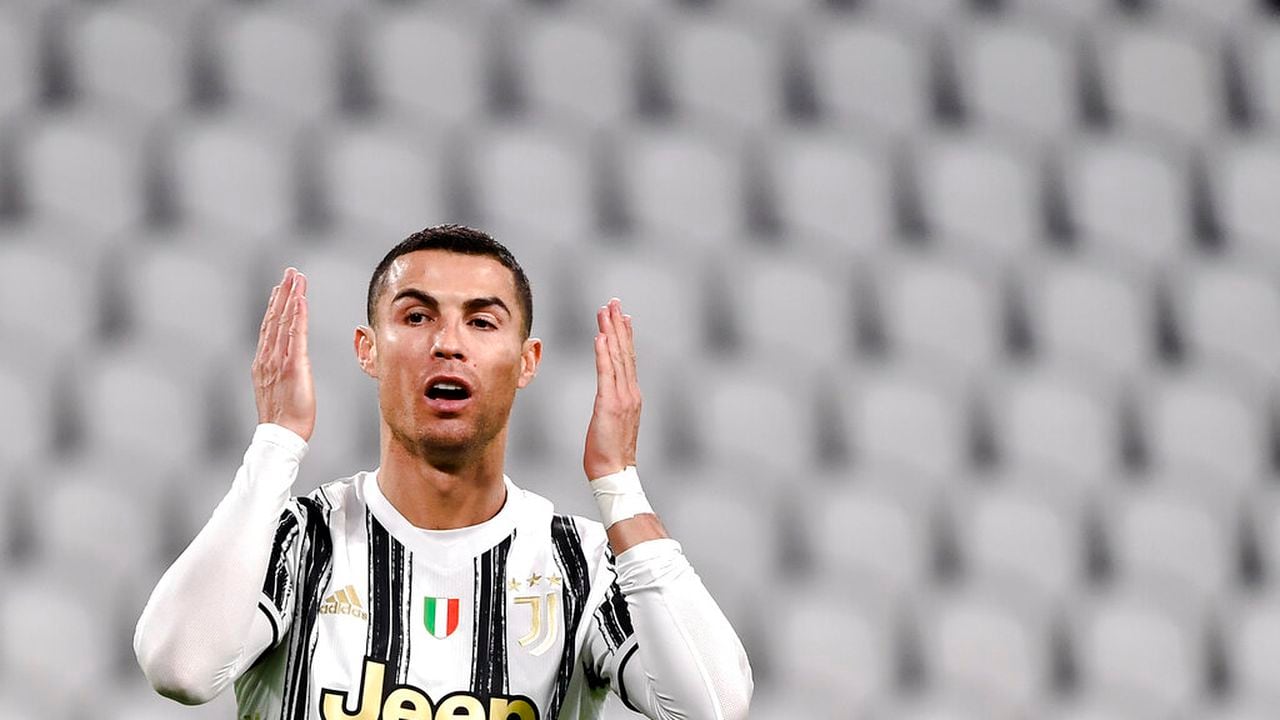 Cristiano Ronaldo de la Juventus reacciona después de perder una oportunidad de anotar, durante el partido de fútbol de la Serie A entre Juventus y Atalanta, en el Estadio Allianz en Turín, Italia, el miércoles 16 de diciembre de 2020 (Marco Alpozzi / LaPresse vía AP).