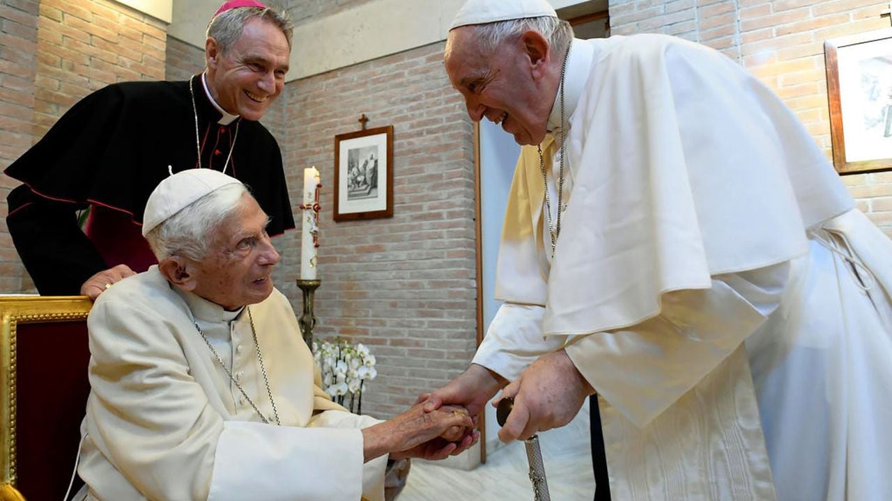 Papa Francisco y Papa Benedicto XVI