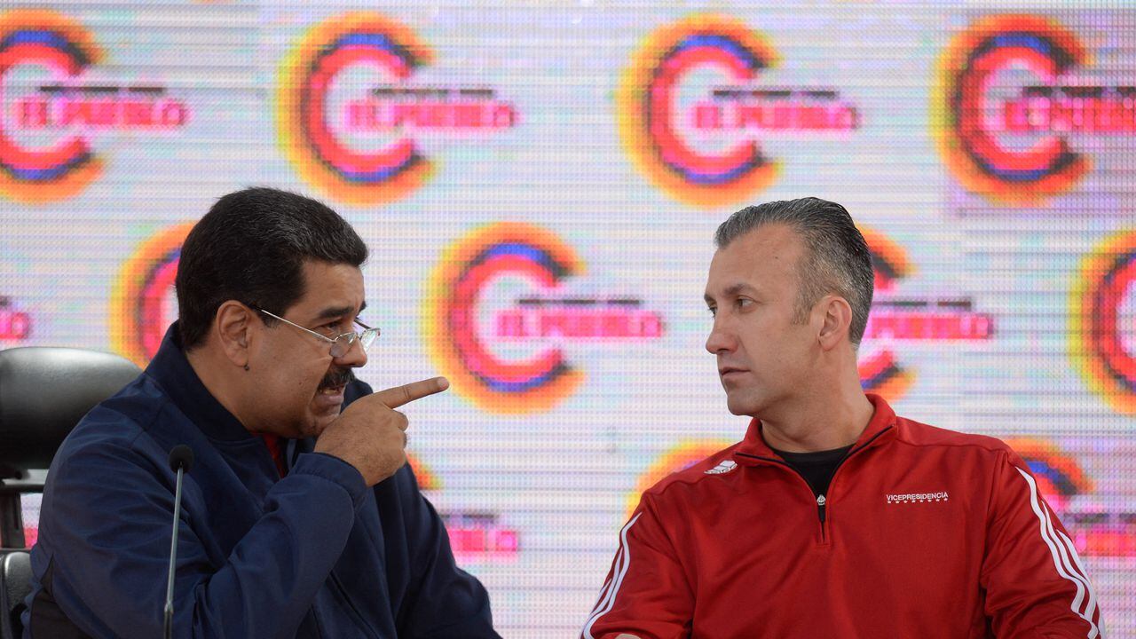 De izquierda a derecha: Nicolás Maduro y Tareck El Aissami, quien renunció a ser ministro de Petróleo de Venezuela.